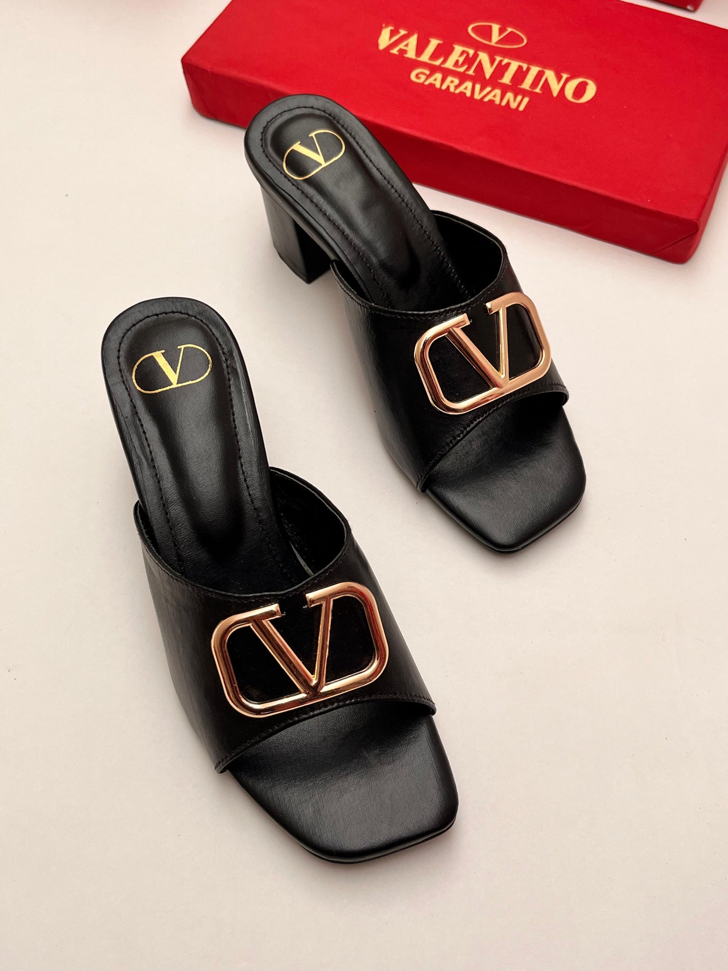 V Logo Heel Black