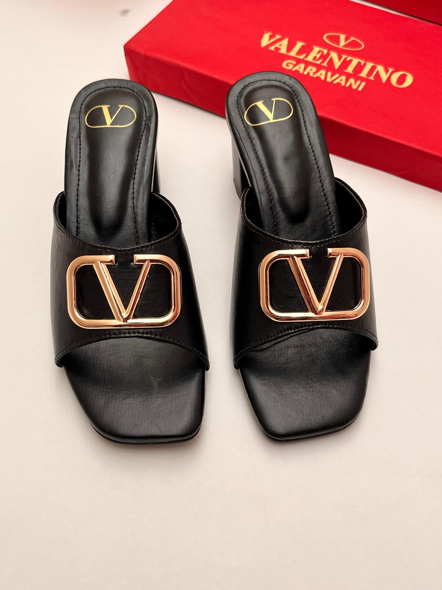 V Logo Heel Black