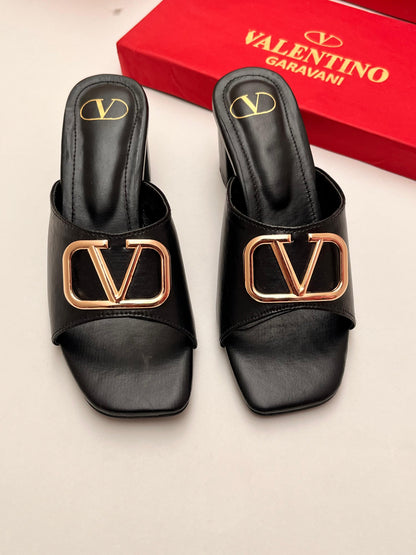 V Logo Heel Black