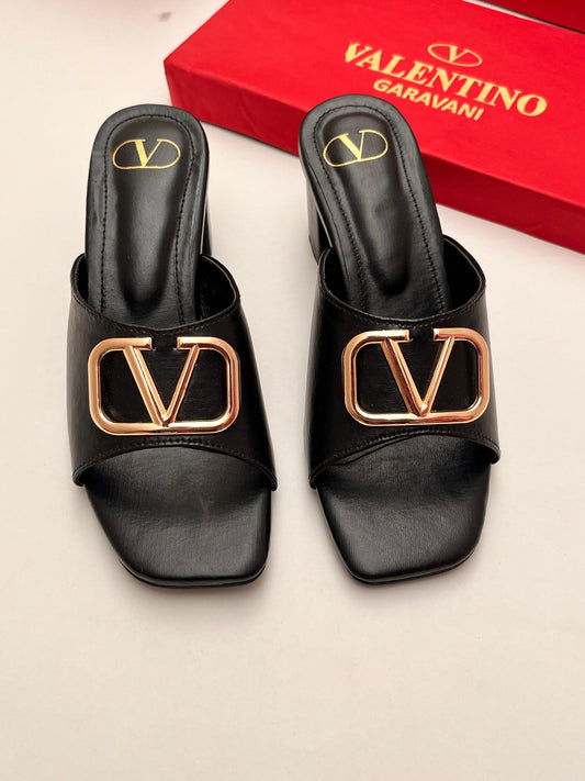 V Logo Heel Black