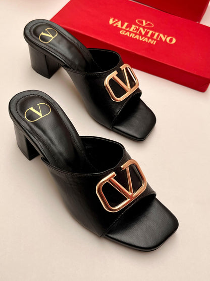 V Logo Heel Black